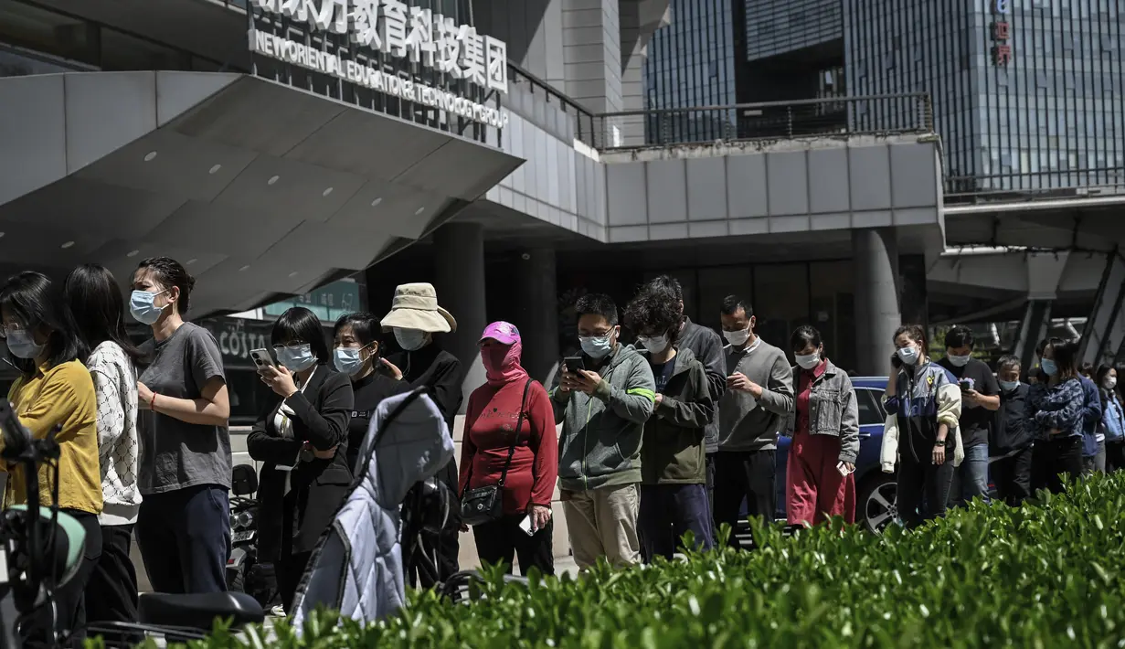 <p>Antrean orang-orang untuk tes covid-19 di Zhongguancun, Beijing, Selasa (26/4/2022). Beijing pada 26 April telah memulai pengujian massal untuk hampir semua 21 juta penduduknya setelah lonjakan kasus COVID-19 di tengah kekhawatiran bahwa Ibu kota China dapat ditempatkan di bawah lockdown ketat seperti yang dilakukan di Shanghai. (Jade GAO / AFP)</p>