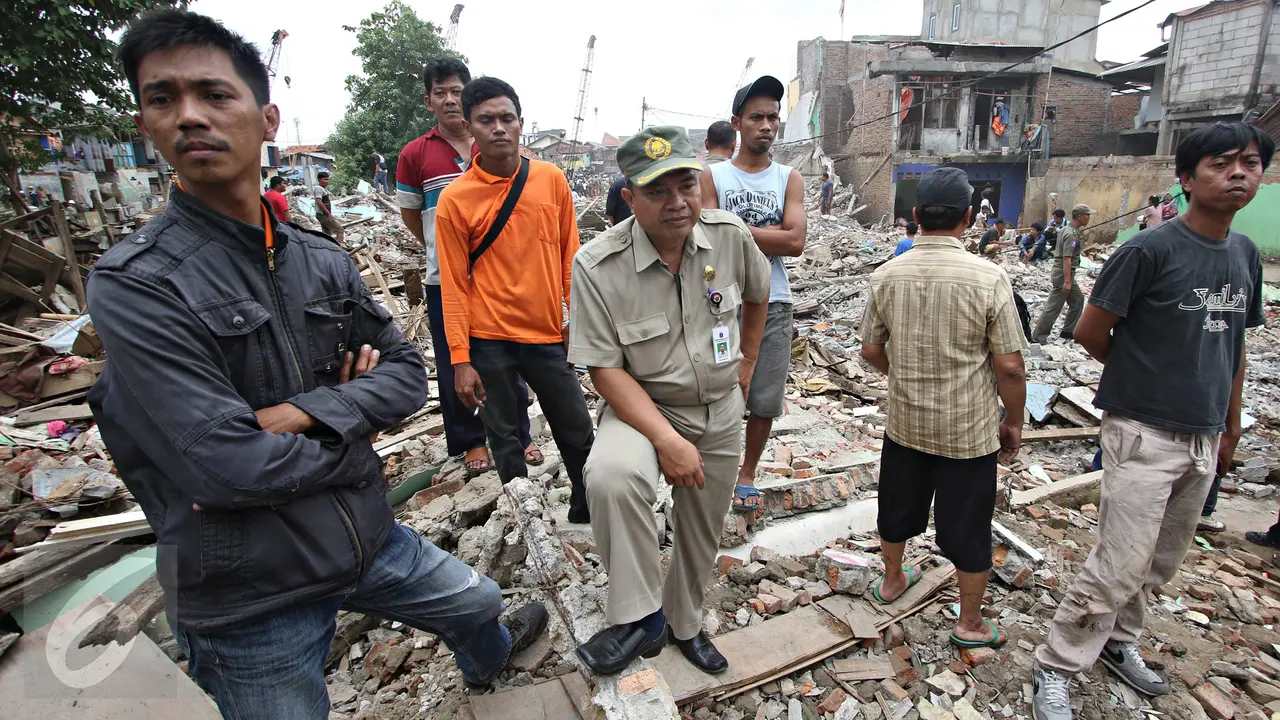 20160112-Pemprov DKI Buldozer Puluhan Bangunan di Bukit Duri-Jakarta