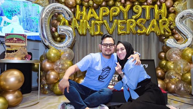 Beri Kejutan Istri, 6 Momen Anniversary Pernikahan Juragan 99 dan Shandy Purnamasari