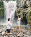 Dalam unggahan itu, Maudy dan Jesse berdiri di sebuah air terjun. (Instagram/maudyayunda).