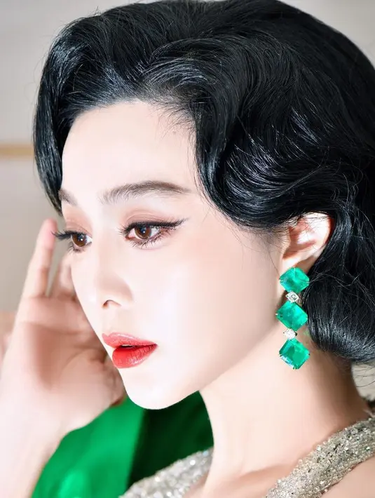 Sebelumnya ia menghentikan kariernya selama beberapa tahun karena skandal menunggak pajak. Kini bintang ‘The 355’ itu kembali dengan penampilan paling glamor dan sempurna. [Foto: @bingbing_fan]