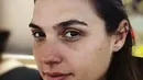 Nampaknya Gal Gadot sangat menikmati perannya menjadi seorang ibu. Terlihat ketika ia mengunggah sebuah foto di akun Instagram dan memperlihatkan wajahnya yang tanpa makeup dengan menyertakan kepsyennya. (Instagram/gal_gadot)