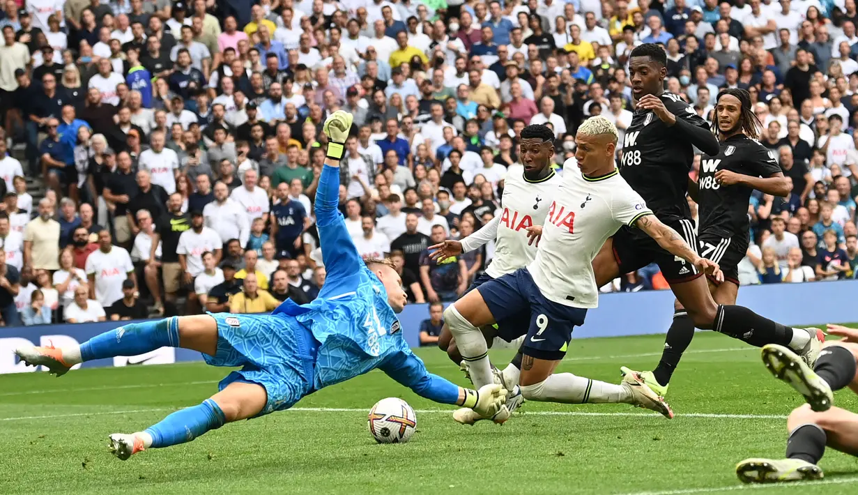 Pemain Tottenham asal Brasil, Richarlison tampil baik dengan menyumbangkan satu assist saat timnya mengalahkan Fulham 2-1 dalam pertandingan lanjutan Premier League 2022/2023, Sabtu (3/9/2022). (AFP/Glyn Kirk)