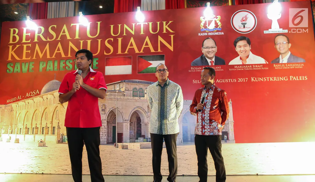 Ketua Taruna Merah Putih Maruarar Sirait (paling kiri), Ketua Kadin Rosan Roeslani (tengah) dan Ketua HIPMI Bahlil Lahadalia (paling kanan) saat acara menggalang dana untuk Palestina di Jakarta (8/15). (Liputan6.com/Faizal Fanani)