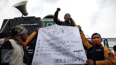 Ratusan massa dari pengemudi online roda dua dan roda empat melakukan unjuk rasa di depan Gedung MPR/DPR, Jakarta, Senin (27/2). Unjuk rasa tersebut memprotes kebijakan-kebijakan yang merugikan mereka. (Liputan6.com/Johan Tallo)