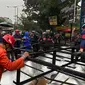 Petugas mengevakuasi papan reklame roboh di Jalan Pandu Raya, Kecamatan Bogor Utara, Kota Bogor, berhasil dievakuasi, Kamis (30/11/2023). (Liputan6.com/Achmad Sudarno)