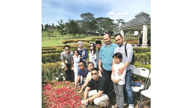 6 Momen Keluarga Bunga Citra Lestari Ziarah ke Makam Ashraf, Terlihat Tegar