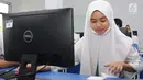 Seorang siswi SMA 12 Cilenggang melihat kartu pesertanya saat mengikuti UNBK di Serpong, Senin (9/4). UNBK sekolah menengah atas (SMA) dan madrasah aliyah (MA) berlangsung dari 9-12 April 2018. (Merdeka.com/Arie Basuki)