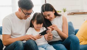 Ilustrasi keluarga mengakses smartphone bersama. (c) Tirachard/Depositphotos