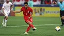 Pemain Timnas Indonesia U-23, Marselino Ferdinan melakukan eksekusi penalti yang berbuah gol pertama ke gawang Yordania U-23 pada laga ketiga Grup A Piala Asia U-23 2024 di Abdullah bin Khalifa Stadium, Doha, Qatar, Minggu (21/4/2024). (AFP/Karim Jaafar)