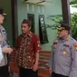 Kapolda Riau Irjen Mohammad Iqbal berbincang dengan RW dan Polisi RW di pulau terluar Indonesia didampingi Kapolres Meranti AKBP Andi Yul. (Liputan6.com/M Syukur)