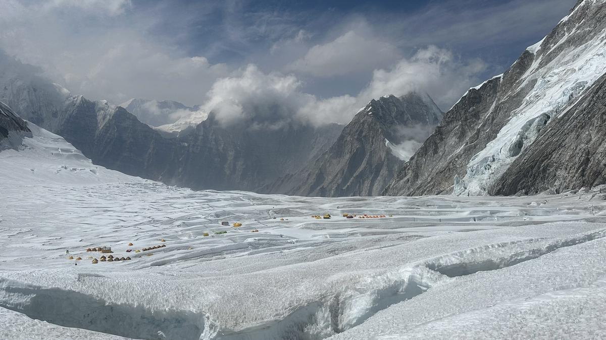 200an Pendaki Masih Terjebak Badai Salju di Lereng Gunung Everest, Tim Penyelamat Dikejar Waktu