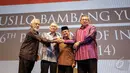 (Kiri ke kanan) Presiden pertama Timor Leste Xanana Gusmao, Wapres ke-6 Try Sutrisno, Presiden ke-3 BJ Habibie dan Presiden ke-6 Susilo Bambang Yudhoyono saat menjadi orator Supermentor-6: Leaders, Jakarta, Minggu (17/5/2015). (Liputan6.com/Faizal Fanani)