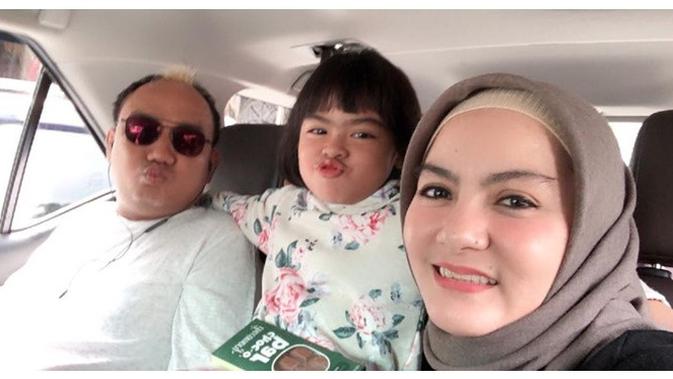 6 Momen Mesra Azis Gagap dengan Fatimah Azzahra, Putri Cantik dari Istri Kedua (sumber: Instagram.com/ajis_gagap)