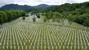 Deretan batu nisan terlihat di pemakaman korban pembantaian Sreberenica, Potocari, Bosnia, 7 Juli 2020. Lebih dari 8.000 muslim Bosnia tewas dalam 10 hari pembantaian setelah kota itu dikuasai pasukan Serbia pada bulan-bulan terakhir perang saudara 1992-1995. (AP Photo/Kemal Softic)