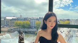 Melalui akun Instagram pribadinya, Jisoo juga mengunggah beberapa momen saat berada di Paris. Dirinya terlihat begitu elegan dalam foto unggahan di media sosial. (Liputan6.com/IG/@sooyaaa__)