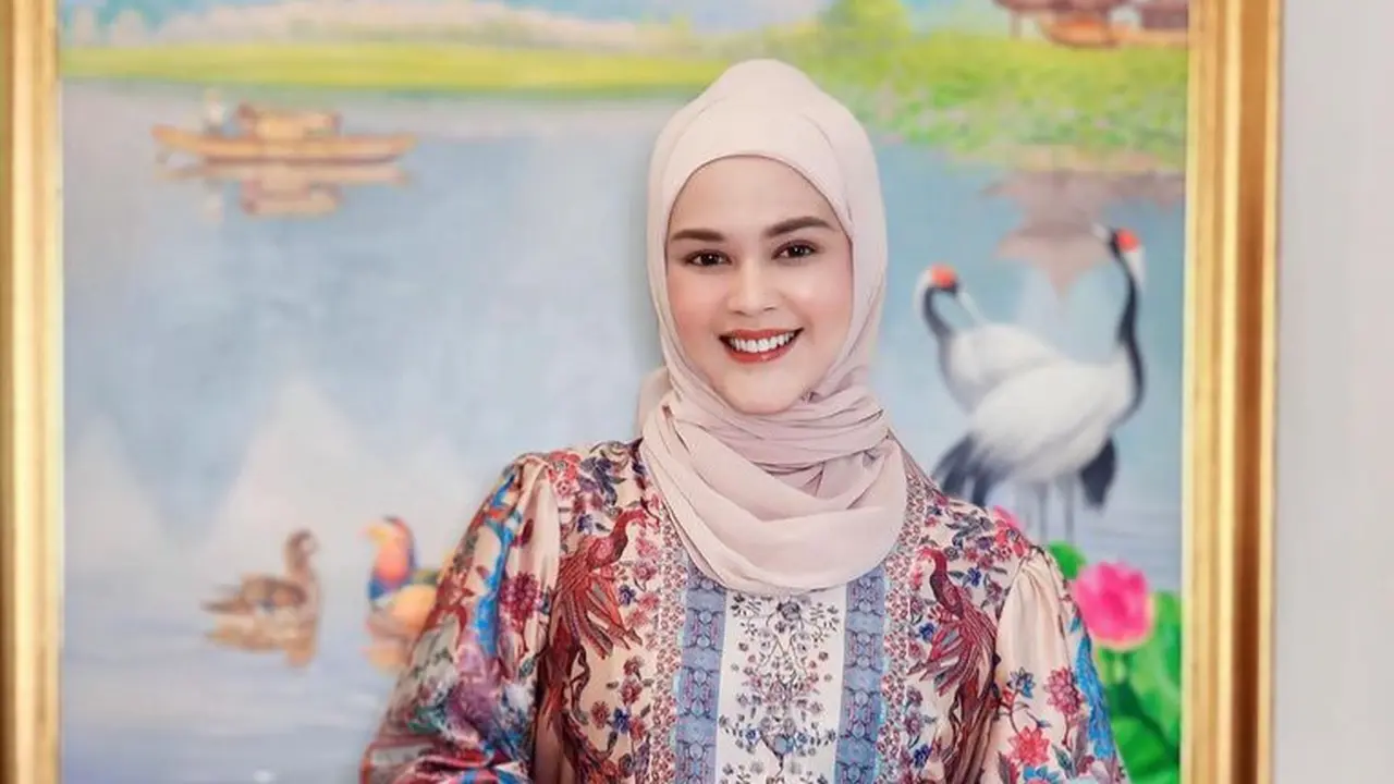 Inspirasi Baju Tunik Lebaran Simple dari Artis Tanah Air