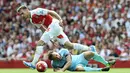 Pemain West Ham, Mark Noble (bawah), berusaha menghentikan langkah Aaron Ramsey dalam pertandingan di Stadion Emirates, London. Minggu (9/8/2015). (EPA/Gerry Penny)