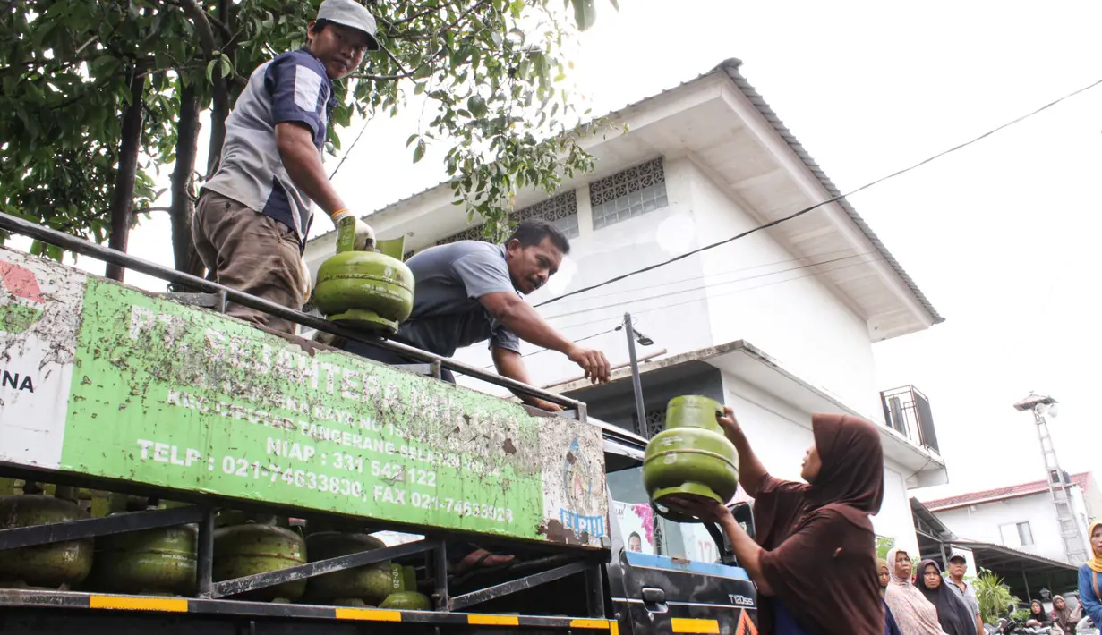 Saat ini, penjualan gas elpiji 3 kg hanya boleh dilakukan di pangkalan atau sub-penyalur resmi Pertamina. (Magang/Liputan6.com/Muhammad Rizal)