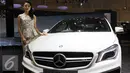 Seorang wanita cantik berpose dengan salah satu mobil yang dipamerkan pada Auto Show GIIAS 2015, Jakarta, Jumat (21/8/2015). Kehadiran para wanita cantik menjadi warna tersendiri pada acara pameran tersebut. (Liputan6.com/Helmi Afandi)