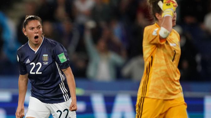 Milagros Menendez mencetak gol untuk Argentina ke gawang Skotlandia pada laga Grup D Piala Dunia Wanita 2019. (AFP/Lionel Bonaventure)