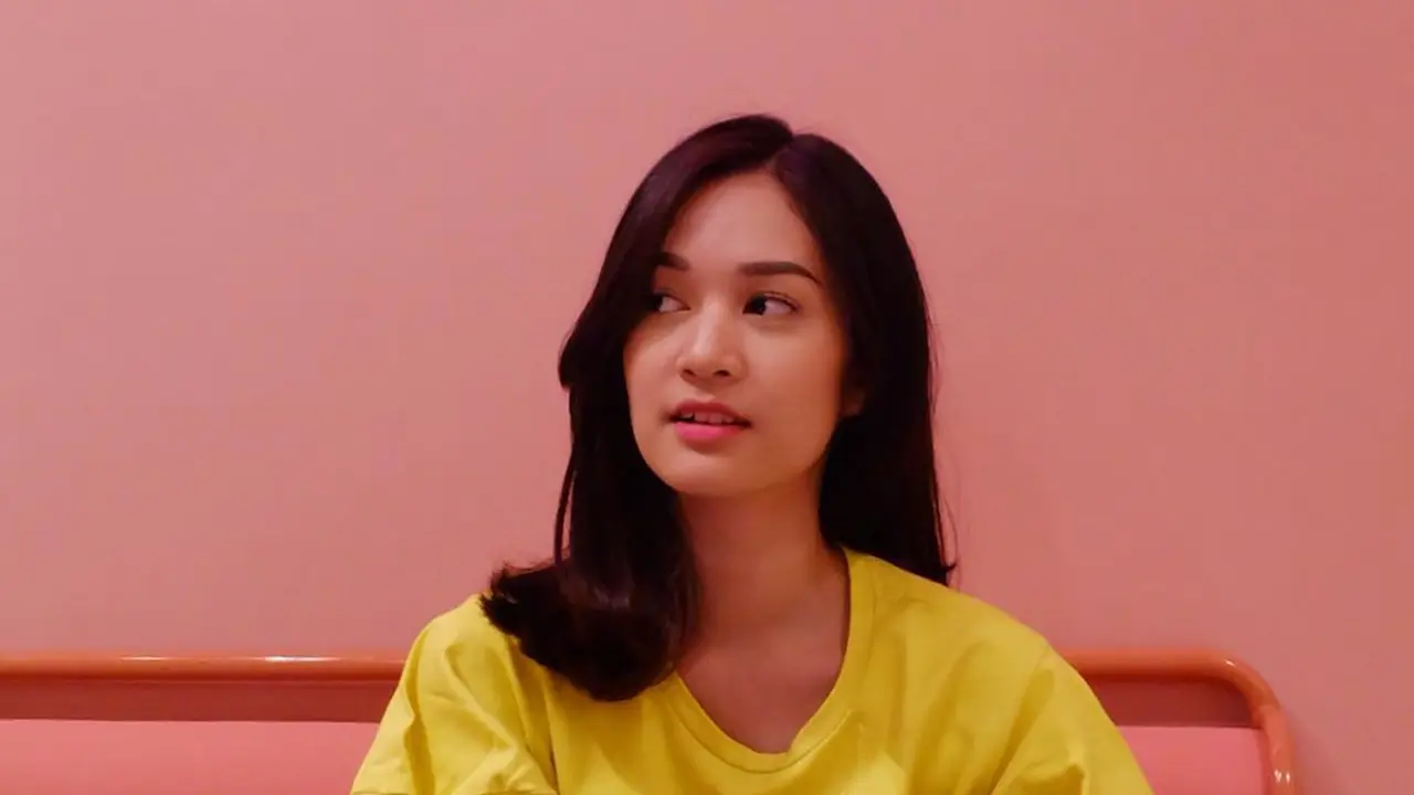 Gaya Faradilla Yoshi dengan Outfit Warna Kuning, Tampak Cerah
