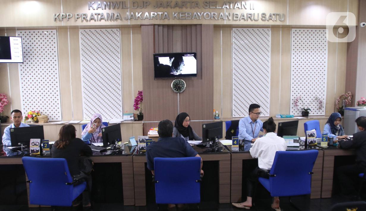 Petugas melayani masyarakat yang ingin melaporkan SPT di Kantor Direktorat Jenderal Pajak di Jakarta, Rabu (11/3/2020). Hingga 9 Maret 2020, pelaporan SPT pajak penghasilan (PPh) orang pribadi yang telah diterima Kantor Pajak telah mencapai 6,27 juta. (Liputan6.com/Angga Yuniar)