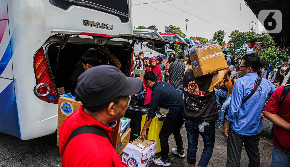 Selama musim mudik Lebaran, calon penumpang dihimbau agar datang ke terminal sebelum keberangkatan. (Liputan6.com/Faizal Fanani)