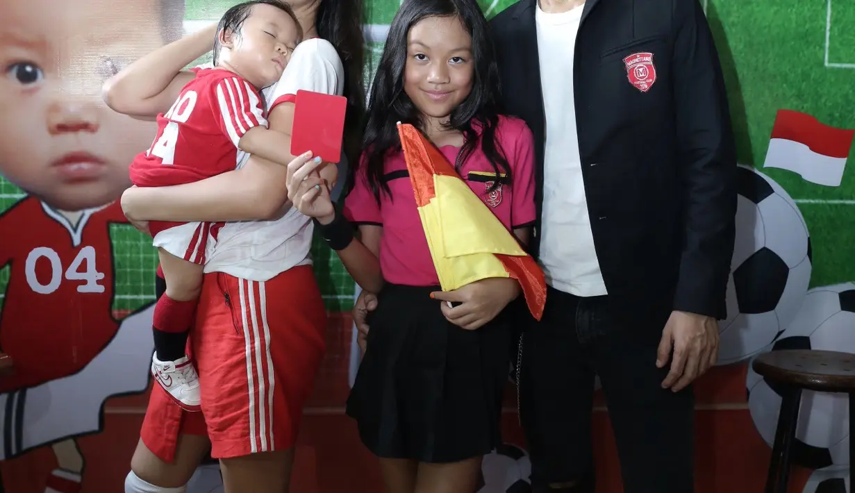Ulang tahun pertama anak ketiganya itu mengusung tema footbaall. Acara berlangsung di kediamannya, di Potlot, Jakarta Selatan, Jumat (4/11/2016). (Galih W Satria/Bintang.com)