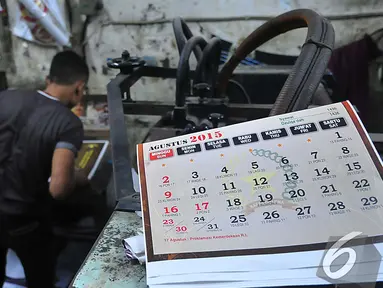 Jelang akhir tahun permintaan kalender 2015 meningkat tajam, Kawasan Senen, Jakarta, Senin (1/12/2014). (Liputan6.com/Johan Tallo)