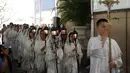 Iring-iringan pendamping Pastor bersiap memasuki area Gereja Katedral, Jakarta, Kamis (25/12/2014). (Liputan6.com/Faizal Fanani)