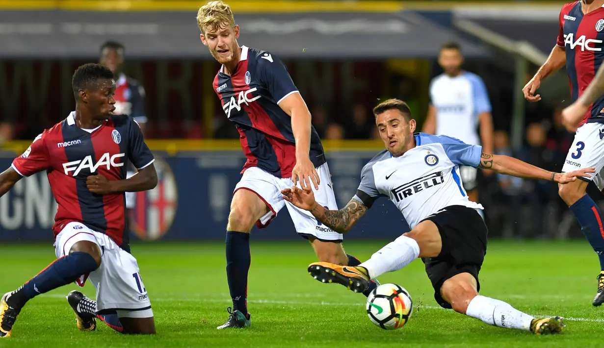 Pemain Inter Milan, Matias Vecino (kanan) berebu bola dengan para pemain Bologna pada lanjutan Serie A di The Dall' Ara Comunal Stadium, Bologna, (19/9/2017). Inter bermain imbang 1-1 lawan Bologna. (AFP/Andreas Solaro)