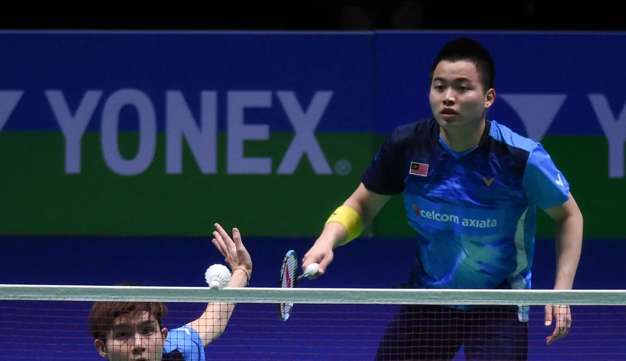 Aksi ganda putra Malaysia, Aaron Chia/Soh Wooi Yik di laga final All England 2019 yang berlangsung di Arena Birmingham, Minggu (10/3). Di final Aaron Chia/Soh Wooi Yik kalah 11-21, 21-14, 21-12 dari Hendra/Ahsan. (AFP/Oli Scarff)