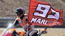 Pebalap Repsol Honda, Marc Marquez, merayakan kemenangan pada GP Aragon di Sirkuit Motorland, Alcaniz, Minggu (24/9/2017). Marquez berhasil finis tercepat dengan waktu 42 menit 6,819 detik. (AFP/Jose Jordan)