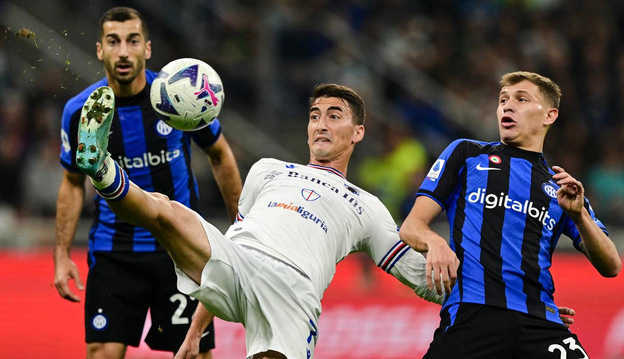 Gelandang Sampdoria Filip Djuricic (tengah) menendang bola di sebelah gelandang Inter Milan Nicolo Barella (kanan) pada giornata ke-12 Serie A 2022/23 di Giuseppe Meazza, Minggu (30/10/2022) dini hari WIB. Berkat kemenangan ini naik ke peringkat kelima klasemen Serie A dengan raihan 24 poin dari 12 laga. (Photo by MIGUEL MEDINA / AFP)