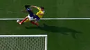 Pemain Prancis Jules Koundé menjaga bola dari pemain Swedia Viktor Gyökeres selama pertandingan sepak bola babak 32 Piala Dunia antara Prancis dan Swedia di East Rutherford, N.J., dekat New York, Selasa, (30/06/2028). (AP Photo/Matt Slocum)