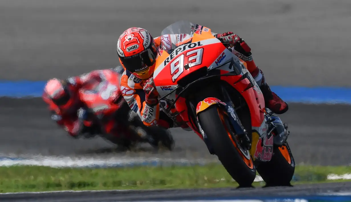 Pembalap Repsol Honda Marc Marquez saat berlaga pada balapan MotoGP Thailand 2019 di Chang International Circuit, Buriram, Minggu (6/10/2019). Marquez finis di posisi terdepan pada MotoGP Thailand 2019. (Lillian SUWANRUMPHA/AFP)