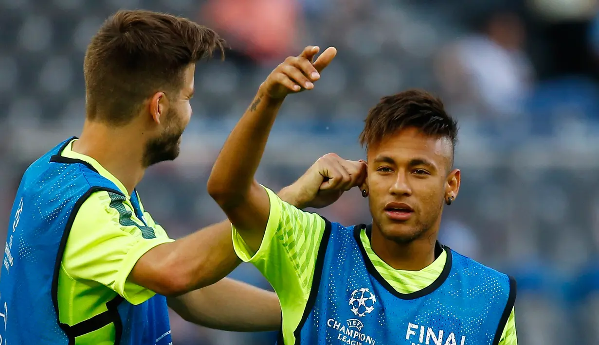 Penyerang Barcelona, Neymar berbincang dengan Gerard Pique saat melakukan sesi latihan di Olympiastadion Berlin, Jerman (5/6/2015). Barcelona akan menghadapi Juventus di Final Liga Champions. (Reuters/Kai Pfaffenbach)