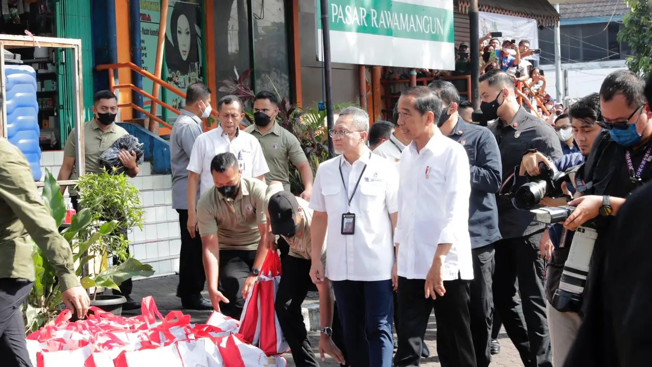 Presiden Jokowi dan Mendag Zulkifli Hasan blusukan ke Pasar Johar Baru, Jakarta Pusat.