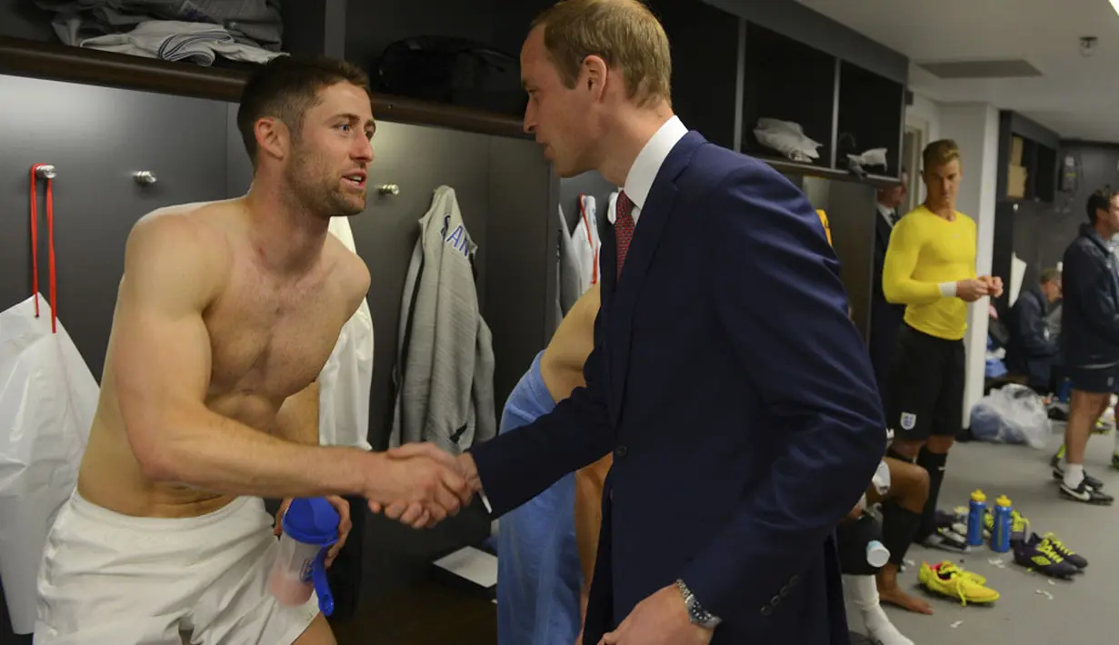 Pangeran William menyalami salah satu pemain Inggris, Gary Cahill (kanan) di ruang ganti setelah laga persahabatan internasional melawan Peru di Stadion Wembley, London, (31/5/2014). (REUTERS/Michael Regan)