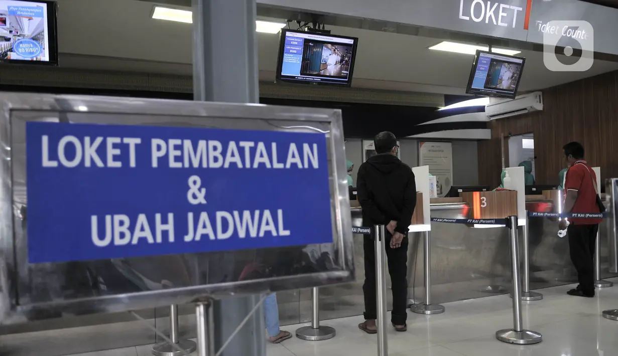 Calon penumpang mengurus pembatalan tiket perjalanan kereta api di Stasiun Pasar Senen, Minggu (29/3/2020). PT KAI Daop 1 Jakarta membatalkan sejumlah perjalanan keberangkatan kereta jarak jauh hingga 1 Mei 2020 sebagai pencegahan penyebaran virus Corona. (merdeka.com/Iqbal Nugroho)