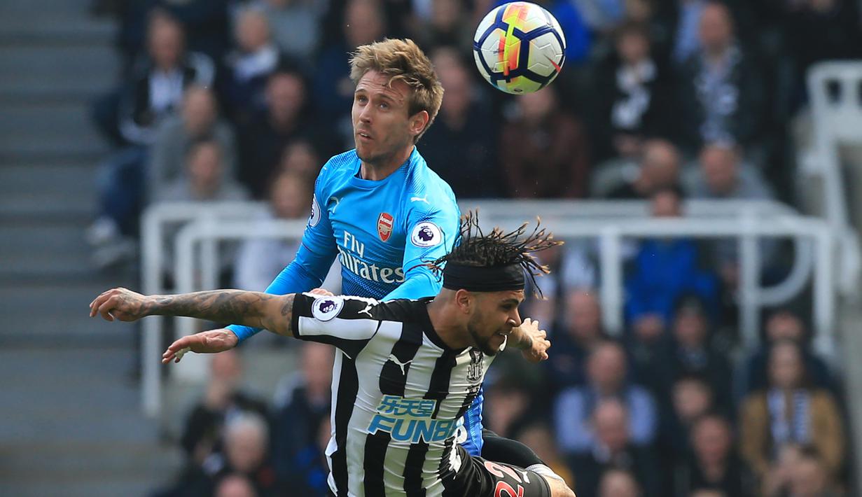 Pemain Arsenal, Nacho Monreal (kiri) melakukan duel dengan pemain Newcastle United, DeAndre Yedlin pada lanjutan Premier League di St James' Park, Newcastle, (15/4/2018). Newcastle menang 2-1. (AFP/ Lindsey Parnaby)