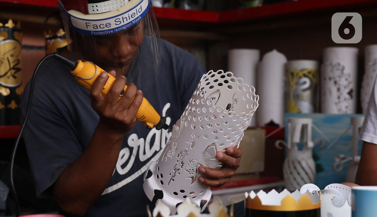 Perajin menyelesaikan pembuatan lampu hias berkarakter dari bahan pipa di Tangerang, Selasa (5/1/2021). Lampu hias berkarakter tersebut dijual dikasaran harga Rp 100 hingga Rp 150 ribu tergantung tingkat kesulitan. (Liputan6.com/Angga Yuniar)