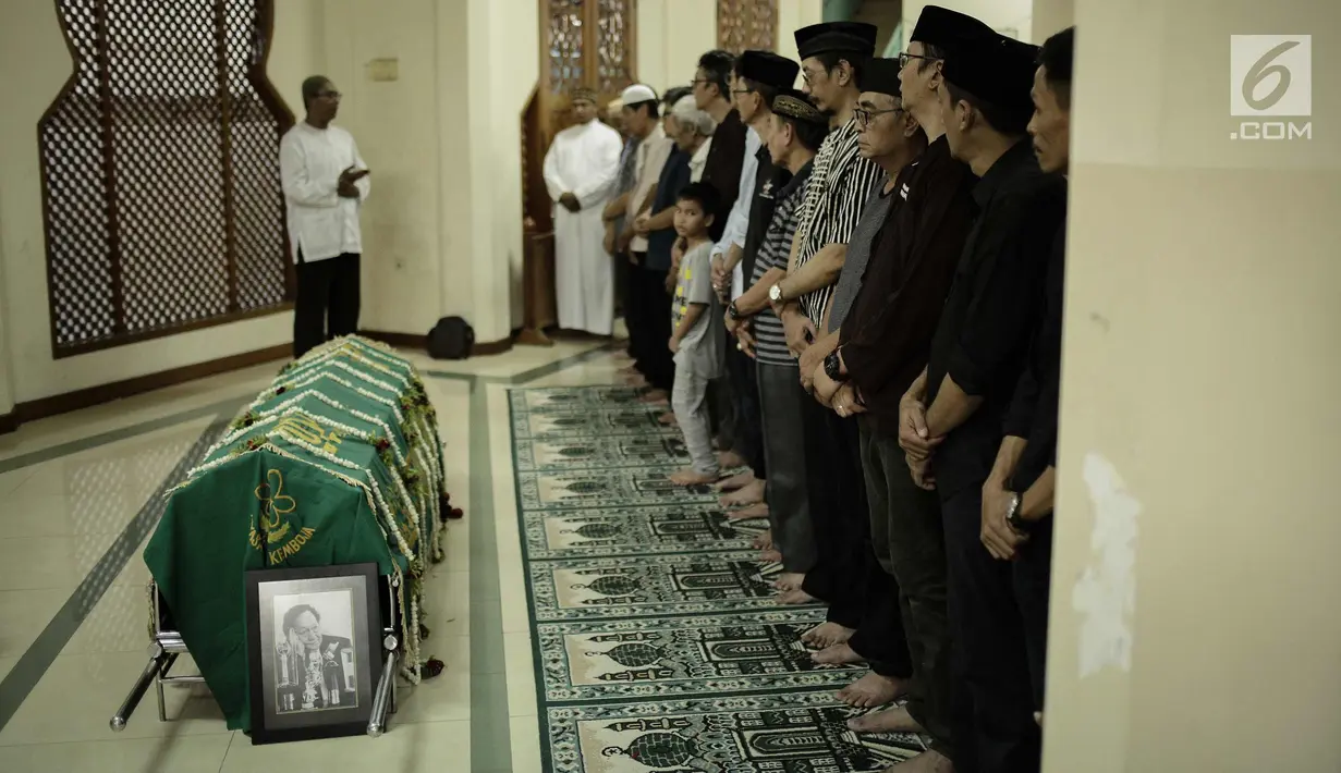 Keluarga dan kerabat bersiap mensalatkan jenazah Deddy Sutomo di Masjid sekitar Flamboyan Cantik, Ciputat, Tangerang Selatan, Rabu (18/4). Aktor Deddy Sutomo meninggal pada pukul 07.00 wib dengan usia 77 tahun karena sakit. (Liputan6.com/Faizal Fanani)