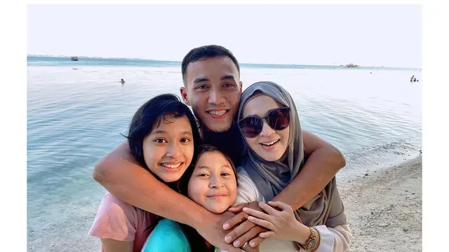 Buah Hati Beranjak Remaja, Ini 6 Potret Okie Agustina dan Anak Perempuannya
