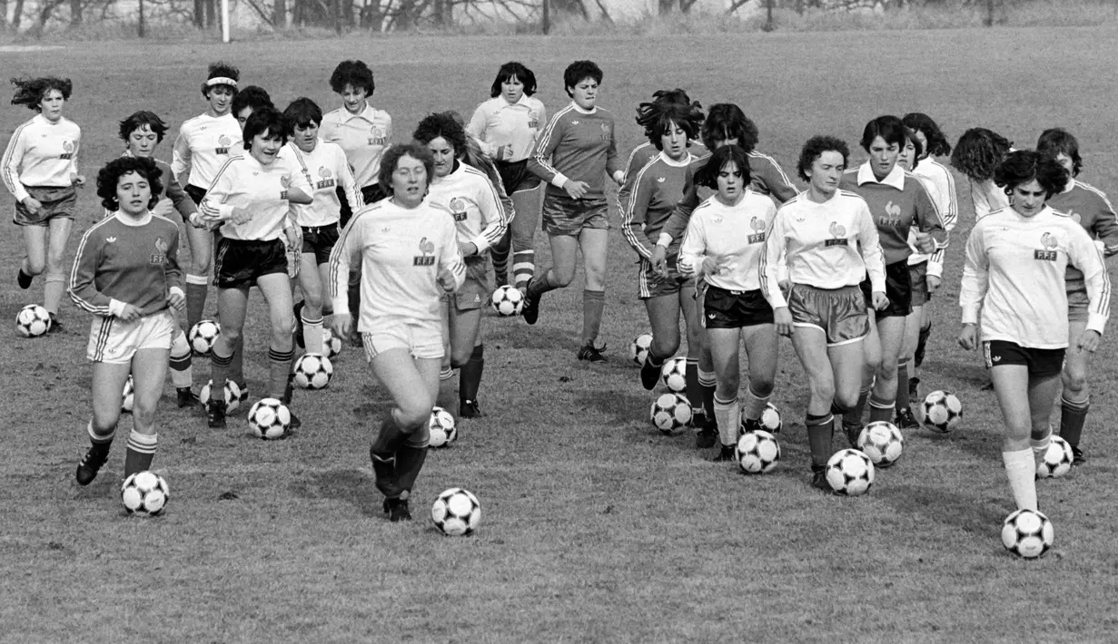 Para pesepak bola wanita melakukan persiapan sebelum menjalani seleksi untuk Timnas Prancis di Creps stadium, Aix-en-Provence, Prancis pada Februari 1981. ( AFP/Gerard Fouet )