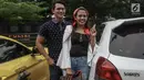 Elly Sugigi bersama pacarnya Irfan Sbaztian berpose saat menghadiri acara penandatanganan MoU pemberantasan dan penyalahgunaan narkoba di lingkungan artis di Mapolres Metro Jakarta Selatan, Kamis (22/2). (Liputan6.com/Faizal Fanani)