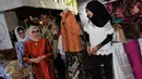 Istri Wakil Presiden, Mufidah Jusuf Kalla (tengah) melihat pameran hasil kerajinan 41 tahun IWAPI di Kementerian Perindustrian, Jakarta, Kamis (10/3/2016). 41 tahun IWAPI dimeriahkan dengan pameran produk kerajinan. (Liputan6.com/Helmi Fithriansyah)
