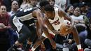 Pemain Miami Heat, Justise Winslow (kanan) mengamankan bola dari adangan pemain San Antonio Spurs, Rudy Gay pada laga NBA basketball game di Miami, (25/10/2017). Spurs kalahkan Heat 117-100.  (AP/Wilfredo Lee)