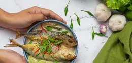 Sahabat Fimela, ikan kukus jahe kurma dapat menjadi menu buka puasa yang hangat dan pas untuk berbuka. [Dok/freepik.com/jcomp]